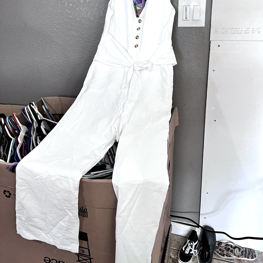 Never worn white jumper suite soft material